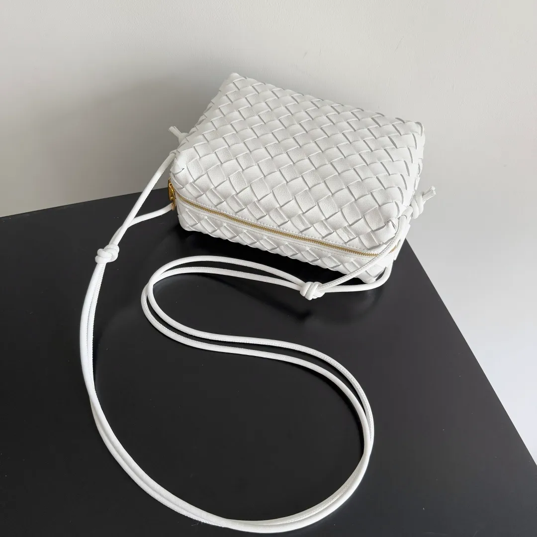 Batch 1260 𝗕𝗼𝘁𝘁𝗲𝗴𝗮 𝗩𝗲𝗻𝗲𝘁𝗮———— The latest version of the loop camera bag💥 at BV’s King of Cost-Effectiveness counter, large woven texture➕As always, ultra-high-quality lambskin, with zippers and adjustable drawstrings, it is especially suitable for the belly💫It can hold anything, and it is very light in weight, suitable for🈴️girls of all ages, size: 22*15*8cm, style number: 680255